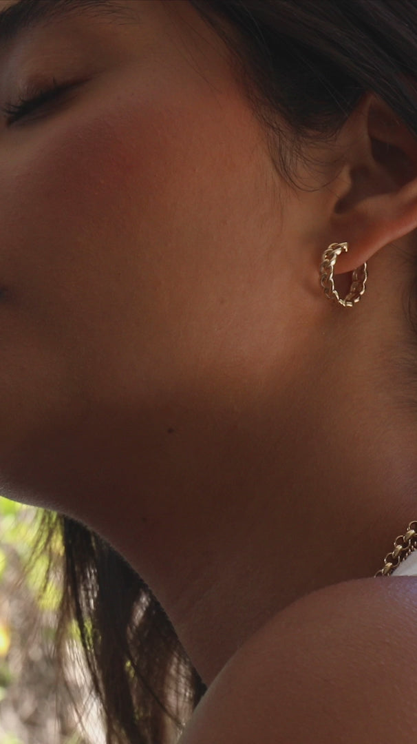 A video of a woman wearing a Link Hoop and Rolo Necklace. 