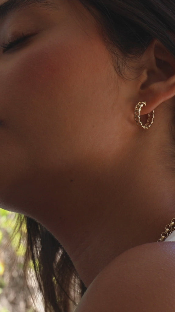 A video of a woman wearing a Link Hoop and Rolo Necklace. 